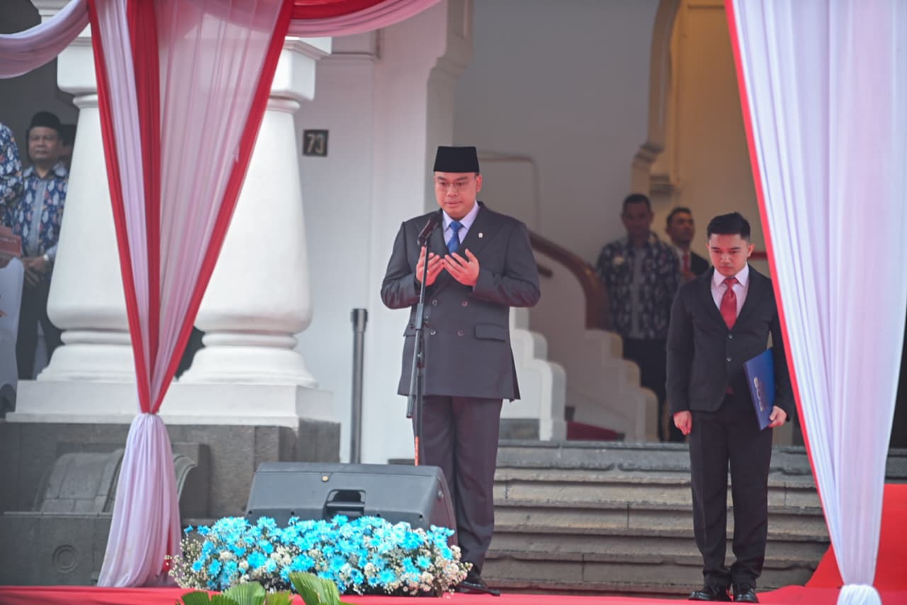 : Wakil Menteri Komunikasi dan Digital, Angga Raka Prabowo saat menjadi Inspektur Upacara dalam Upacara Peringatan Hari Bhakti Postel Ke-81 di Halaman Kantor Pusat PT Pos Indonesia, Bandung, Jawa Barat. (foto: Humas Kemkomdigi)
