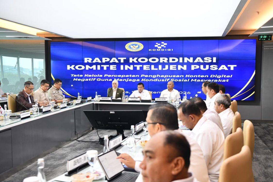 : Menteri Komunikasi dan Digital (Menkomdigi) Meutya Hafid bersama Kepala Badan Intelijen Negara (BIN) dan Kepala Badan Siber dan Sandi Negara (BSSN) dalam Rapat Koordinasi Komite Intelijen Pusat (Kominpus) pada Rabu (16/9/2026). Meutya menyampaikan pengamanan ekosistem digital tidak dapat dilakukan oleh satu kementerian atau lembaga secara sendiri-sendiri, melainkan membutuhkan pertukaran informasi, koordinasi, dan langkah antisipatif yang terintegrasi. (Foto: Humas Kemkomdigi)