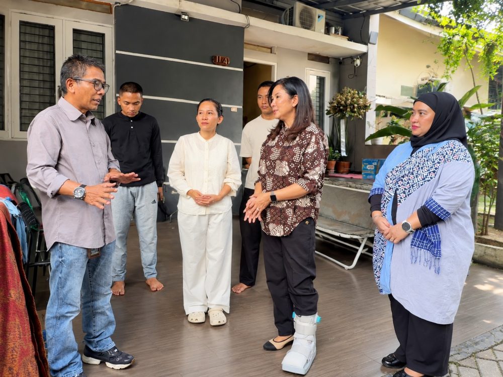 : Direktur Jenderal Komunikasi Publik dan Media (Dirjen KPM) Kementerian Komunikasi dan Digital (Kemkomdigi) Fifi Aleyda Yahya mewakili Menteri Komunikasi dan Digital menyampaikan tali asih kepada keluarga jurnalis di Sawangan. (Foto: Immanuel Kristi Winata Infopublik/Igid)