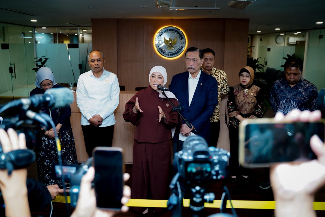 : Menkomdigi Meutya Hafid bersama Ketua Dewan Ekonomi Nasional (DEN) Luhut Binsar Pandjaitan memberikan keterangan kepada awak media usai mengikuti Rapat Koordinasi Persiapan Rollout Nasional Pelaksanaan Perluasan Piloting Digitalisasi di Kantor Dewan Ekonomi Nasional, Jakarta Pusat. (foto: Humas Kemkomdigi)