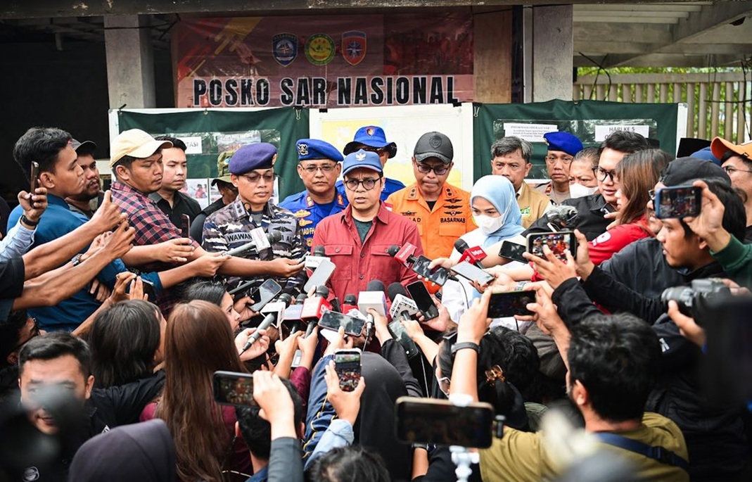 : Wamenkomdigi Nezar Patria saat meninjau Posko SAR Gabungan pencarian jurnalis dan awak kapal yang hilang di perairan Selat Sunda, Carita, Pandeglang, Sabtu (12/9/2026). (Foto: Humas Kemkomdigi)