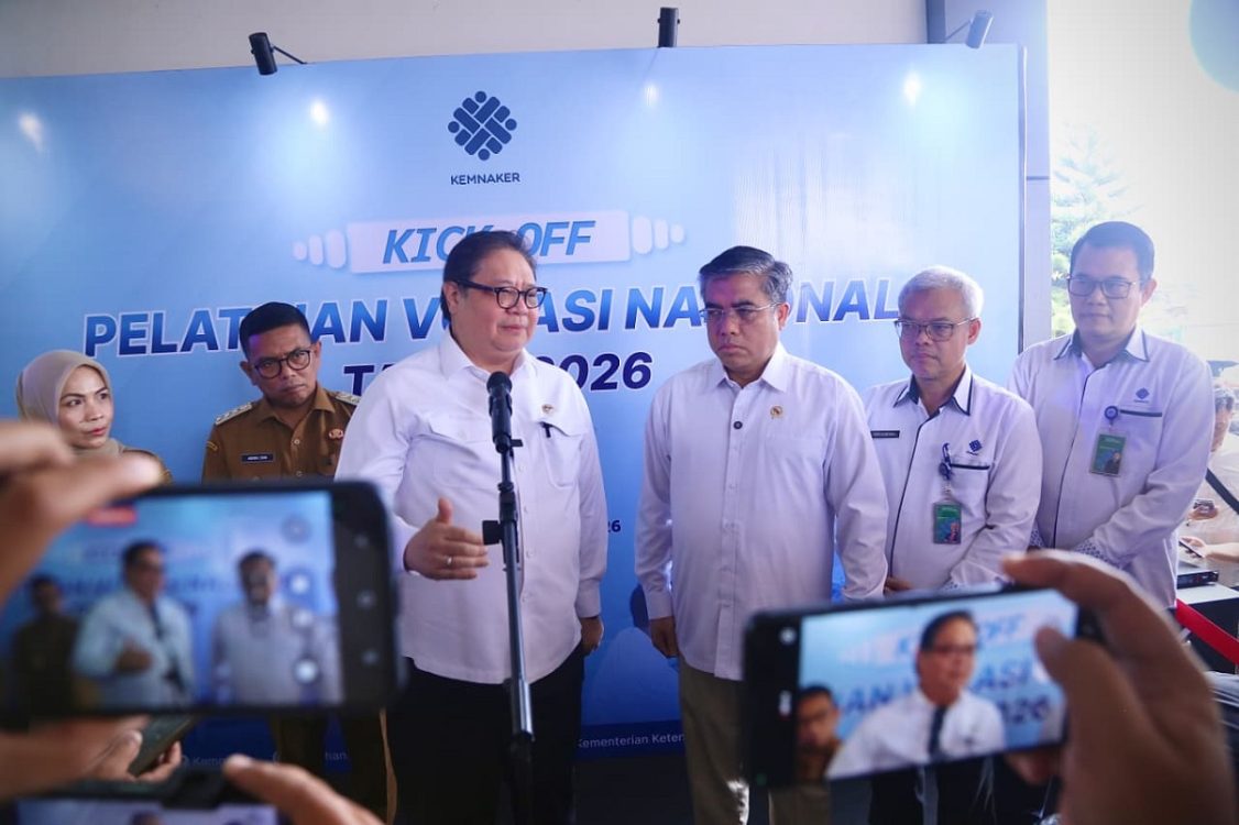 : Menteri Koordinator Bidang Perekonomian Airlangga Hartarto dan Menteri Ketenagakerjaan Yassierli saat kick-off di Balai Besar Pelatihan Vokasi dan Produktivitas (BBPVP) Serang, Banten. (Foto: Dok Kemnaker)