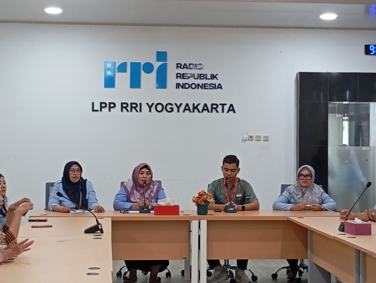 : Memberikan sudut pandang baru tentang kompleksitas produksi siaran radio, peserta mengapresiasi kesempatan mempelajari langsung operasional teknis dan jurnalistik di LPP RRI Yogyakarta.