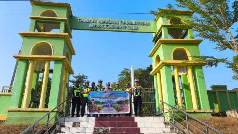 Kenang Perjuangan Para Pahlawan, Satlantas Polres Enrekang Ziarah ke TMP Massenrempulu Enrekang