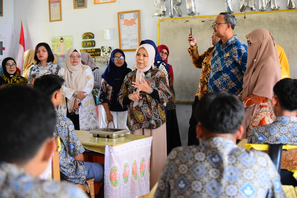 : Wakil Gubernur Gorontalo Idah Syahidah Rusli Habibie saat meninjau pelaksanaan MBG di SMA Negeri 1 Tapa. (Diskominfotik-Nova).