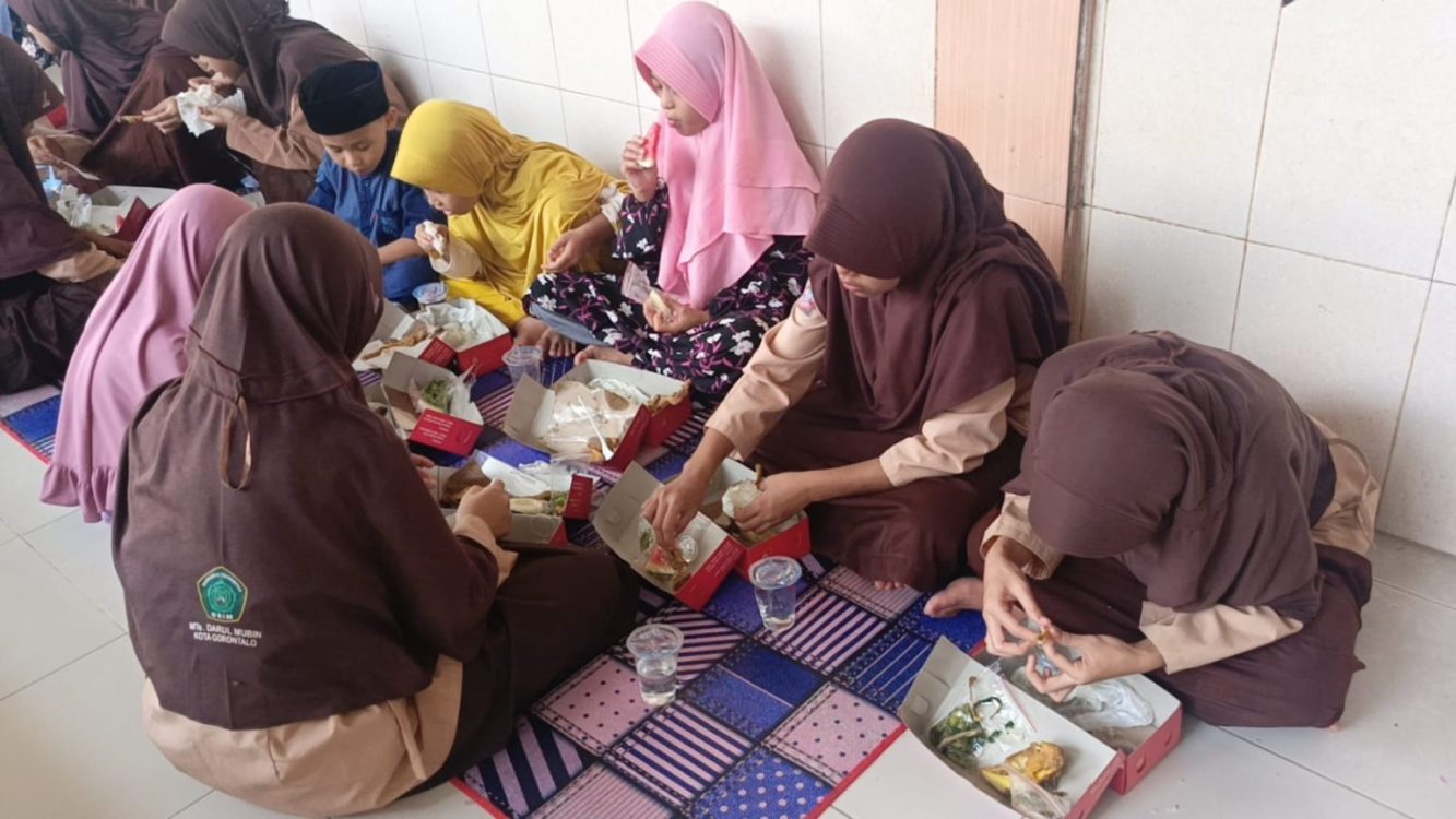 : Anak yatim Lembaga Kesejahteraan Sosial Anak (LKSA) Darul Mubin Kota Gorontalo sedang menikmati makanan yang dibagikan Ketua DPRD Provinsi Gorontalo. (Foto PPID)