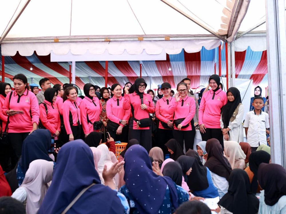 Ketua Umum Bhayangkari Serahkan 6.000 Paket Sembako untuk Masyarakat