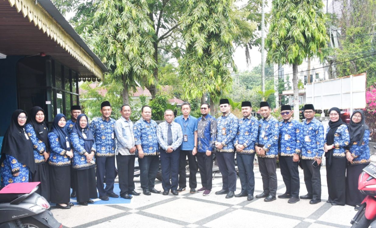 : Kepala Dinas Komunikasi, Informatika dan Statistik Kabupaten Bengkalis diwakili Sekretaris Adi Sutrisno dan Kepala Bidang Informasi Komunikasi Publik Hurri Agustianri, di Ruang Rapat Diskominfotik Bengkalis., Kamis, (17/9/2027). - Foto: Mc.Bengkalis