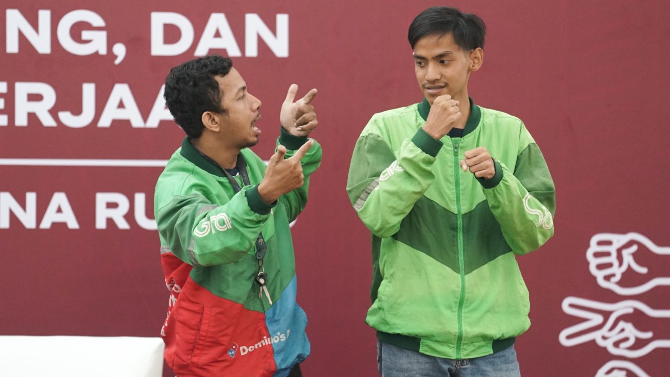 : Sejumlah pekerja Tuli berkomunikasi menggunakan bahasa isyarat dalam menjalankan aktivitasnya. Momentum Hari Bahasa Isyarat Internasional menjadi pengingat pentingnya akses komunikasi yang setara serta perlindungan sosial bagi pekerja Tuli agar dapat bekerja secara mandiri dan aman. (Foto: Kemenko Pemberdayaan Masyarakat)