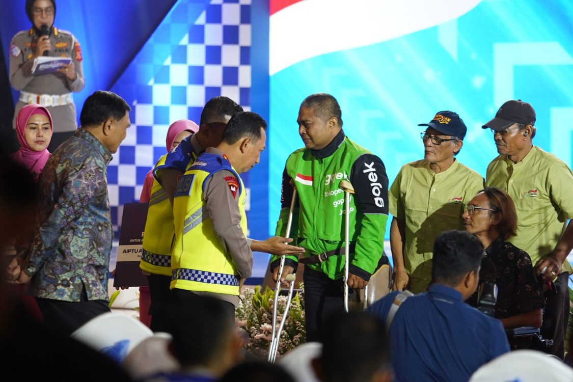 Kisah Haru 2 Ojol Korban Kecelakaan, Korlantas Polri Beri Kaki Palsu dan Kursi Roda