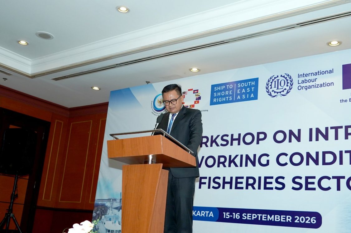 : Kementerian Kelautan dan Perikanan (KKP) bersama Organisasi Buruh Internasional (ILO) mendorong terciptanya kondisi kerja layak bagi awak kapal perikanan, sebagai bagian dari upaya mencegah praktik Illegal, Unreported and Unregulated Fishing (IUU Fishing). (Dok. KKP)
