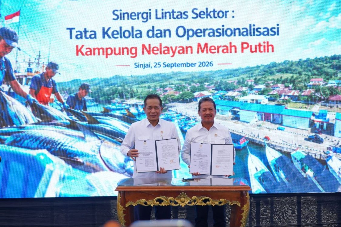 : Sinergi antarlembaga negara ditandai dengan penandatanganan dokumen Nota Kesepahaman (MoU) antara Menteri Kelautan dan Perikanan, Sakti Wahyu Trenggono dengan Menteri Koperasi, Ferry Juliantono, serta lahirnya Surat Keputusan Bersama (SKB) Menteri Kelautan dan Perikanan, Menteri Keuangan, Menteri Koperasi, dan Kepala BP BUMN, di KNMP Tongke-Tongke, Kabupaten Sinjai, Sulawesi Selatan, Jumat (25/9/2026). (Dok. KKP)