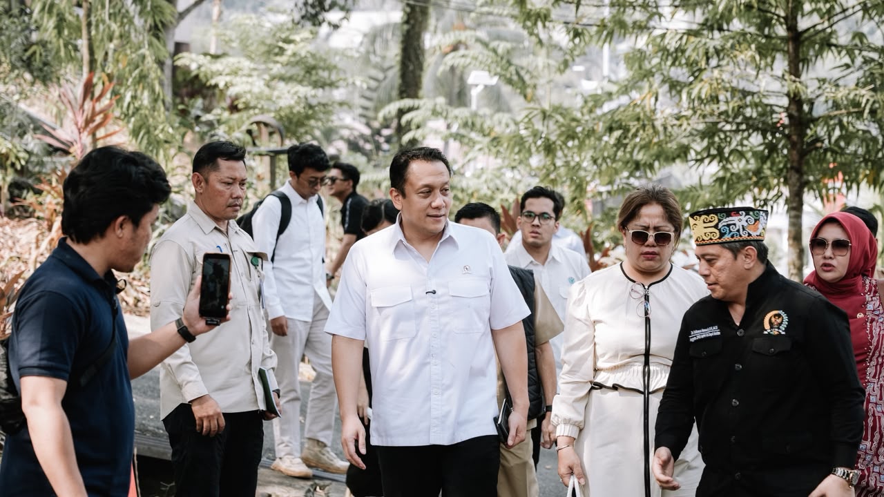 : Wakil Menteri Lingkungan Hidup/Wakil Kepala Badan Pengendalian Lingkungan Hidup (KLH/BPLH), Diaz Hendropriyono, mendorong sinkronisasi data antarinstansi untuk memperkuat penanganan kebakaran hutan dan lahan (karhutla) di Kalimantan Timur. (Foto: Humas Kemen LH)