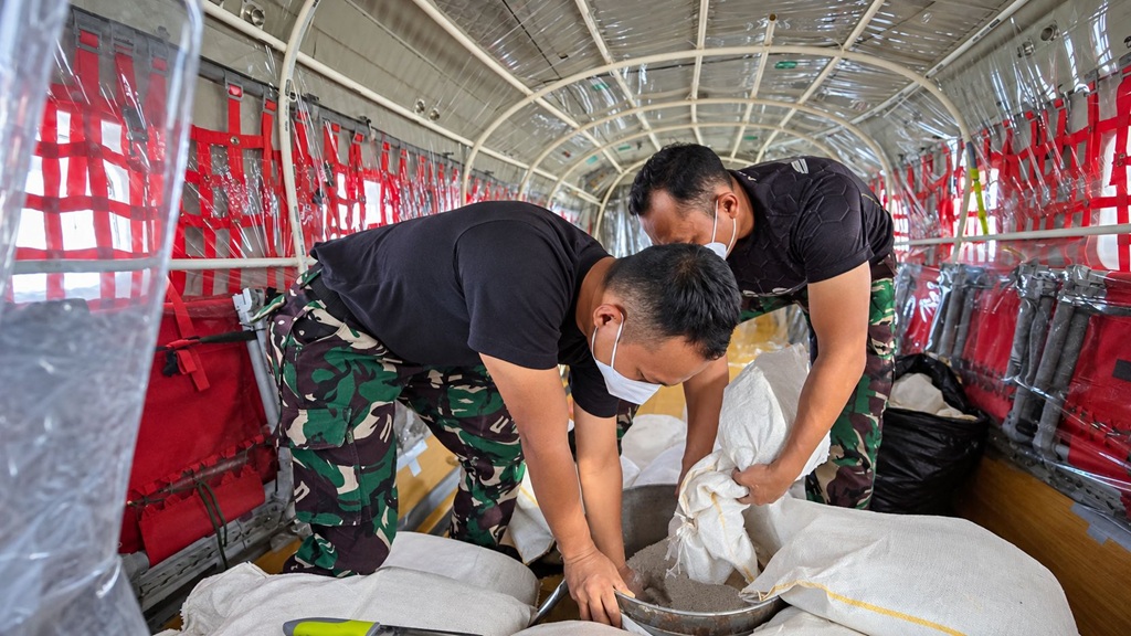 : Kementerian Lingkungan Hidup/Badan Pengendalian Lingkungan Hidup (KLH/BPLH) terus memperkuat penanggulangan kebakaran hutan dan lahan (karhutla) melalui pelaksanaan Operasi Modifikasi Cuaca (OMC) di Provinsi Kalimantan Barat dan Kalimantan Tengah. (foto: Humas KLH/BPLH)