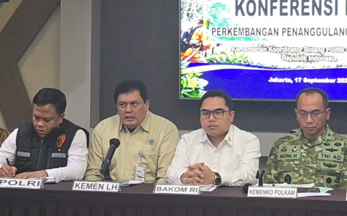 : Kementerian Lingkungan Hidup (KLH) menyebut kualitas udara di sejumlah provinsi terdampak karhutla berada pada kategori tidak sehat hingga berbahaya. KLH mengimbau masyarakat mengurangi aktivitas di luar rumah, sementara BMKG memprakirakan risiko karhutla masih tinggi hingga awal musim hujan sekitar akhir Oktober–awal November. (Foto: Wandi/InfoPublik)