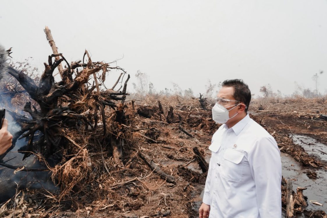 : Wakil Menteri Lingkungan Hidup/Wakil Kepala Badan Pengendalian Lingkungan Hidup (KLH/BPLH), Diaz Hendropriyono, meninjau penanganan kebakaran hutan dan lahan (karhutla) di Desa Parit Culum I, Kecamatan Muara Sabak Barat, Kabupaten Tanjung Jabung Timur, Provinsi Jambi. (foto: Humas KLH/BPLH)