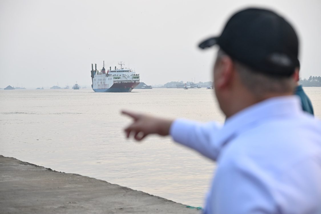 : KMP Virgo Transport 8 mengalami listing dan kehilangan kontak di perairan Masalembo, Laut Jawa, Minggu (13/9/2026) dini hari. Dari 243 orang dalam manifes, 107 orang telah dievakuasi selamat dan enam orang meninggal dunia. Operasi pencarian dan evakuasi masih berlangsung. (Foto: Humas Kemenhub)