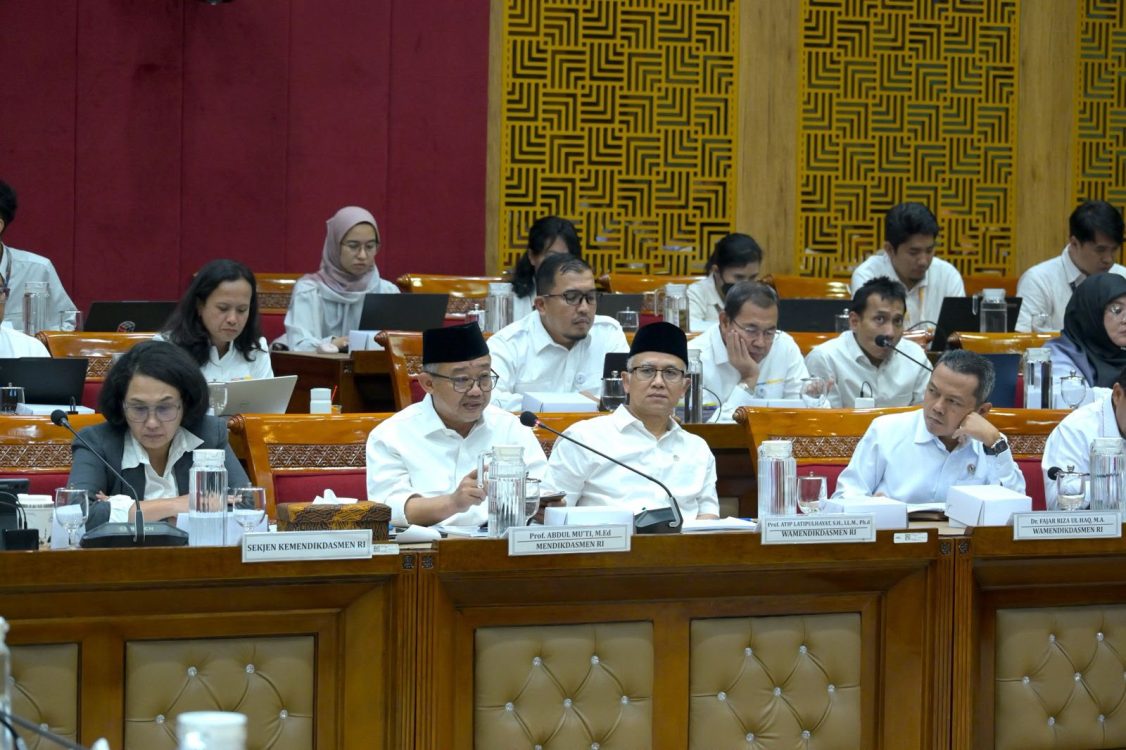 : Mendikdasmen Abdul Mu’ti didampingi Wamendikdasmen Atip Laptipulhayat dan Wamendikdasmen Fajar Riza Ul Haq mengikuti Rapat Kerja Komisi X DPR RI terkait Penyesuaian RKA K/L 2027 sesuai Hasil Kesepakatan Badan Anggaran DPR. (Foto: Morecka Kemendikdasmen)