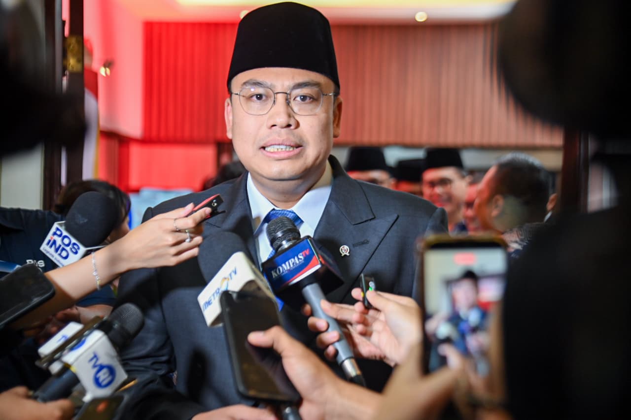 : Wamenkomdigi, Angga Raka Prabowo usai memimpin Upacara Peringatan Hari Bhakti Postel Ke-81 di Halaman Kantor Pusat PT Pos Indonesia, Bandung, Jawa Barat. (foto: Humas Kemkomdigi)