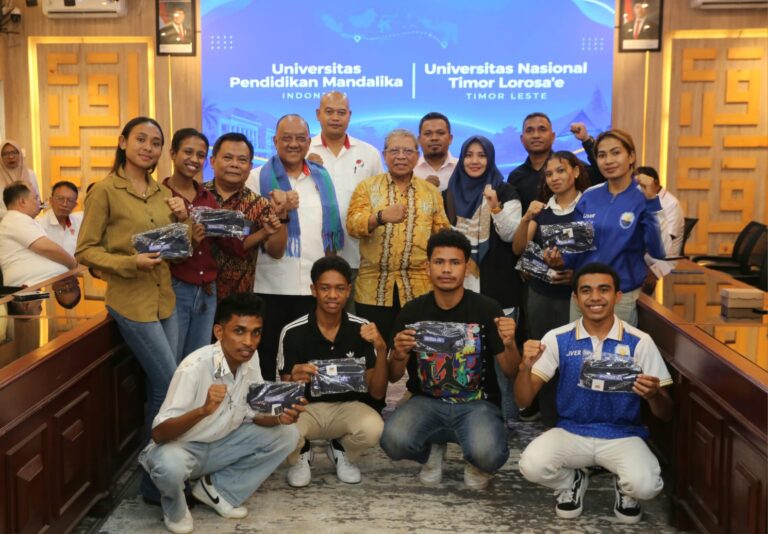 : KONI Pusat resmi menutup program Sport Diplomacy Indonesia–Timor Leste melalui International Student Inbound Mobility Program (ISIMP). Ketua Umum KONI Pusat Marciano Norman mendorong kerja sama kedua negara terus berlanjut melalui olahraga, pendidikan, dan pengembangan sumber daya manusia, termasuk pengembangan Petanque di Timor Leste. (Foto: Humas KONI Pusat)