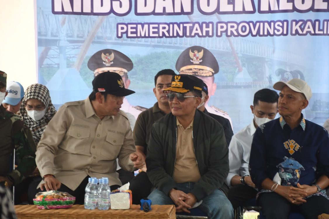 : Wabup Pulang Pisau, Ahmad Jayadikarta (tiga dari kanan), mendampingi Gubernur Kalimantan Tengah, Agustiar Sabran, dalam agenda kunjungan kerja pendistribusian bantuan pangan dan subsidi sembako bagi masyarakat terdampak karhutla.