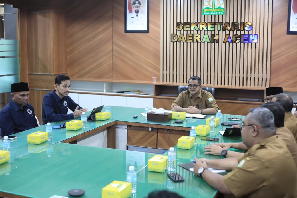 : Plt. Sekretaris Daerah Aceh, Taufik, didampingi Asisten Administrasi Umum Sekda Aceh, Dr. A. Murtala, menerima audiensi Komisioner KPIA di Ruang Rapat Sekda Aceh, Banda Aceh, Selasa (1/9/2026).
