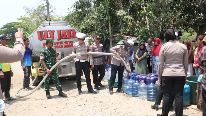 Krisis Air Bersih, Satlantas Pemalang Distribusikan 4.000 Liter Air Bersih untuk Warga Terdampak Kemarau