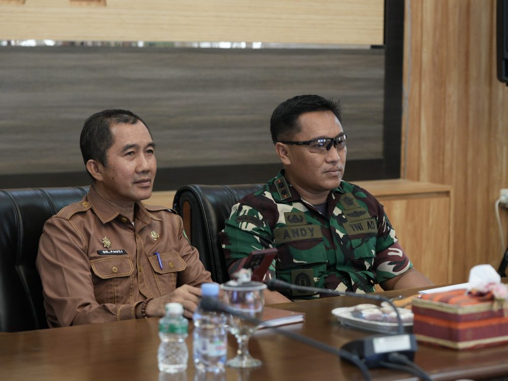 : Pemerintah Kabupaten Siak bersama Forkopimda mengikuti Rapat Koordinasi Nasional (Rakornas) penanggulangan karhutla secara virtual di Zamrud Room, Komplek Rumah Rakyat (Abdi Praja), Siak Sri Indrapura, Senin (7/9/2026)/ (Doli/Humas Siak).