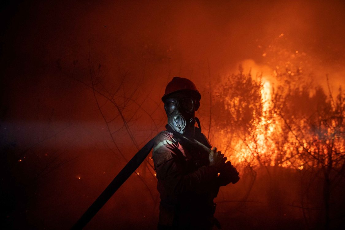 : Personel Manggala Agni Daops Sumatera XIV-Banyuasin berusaha memadamkan kebakaran lahan di Desa Simpang Pelabuhan Dalam, Kecamatan Pemulutan, Kabupaten Ogan Ilir (OI), Sumatera Selatan, Kamis (3/9/2026). Personel gabungan dari Manggala Agni Daops Sumatera XIV-Banyuasin, BPBD Kabupaten Ogan Ilir, TNI dan Polri masih berupaya memadamkan kebakaran lahan yang terjadi sejak siang hari di daerah tersebut. (ANTARA FOTO/Nova Wahyudi/wsj)