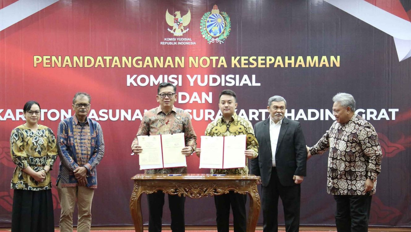 : Komisi Yudisial (KY) dan Karaton Kasunanan Surakarta Hadiningrat memperkuat sinergi penguatan budaya hukum, integritas etika, sosialisasi kearifan lokal dalam mewujudkan peradilan bersih melalui penandatanganan nota kesepahaman (Foto: Dok KY)