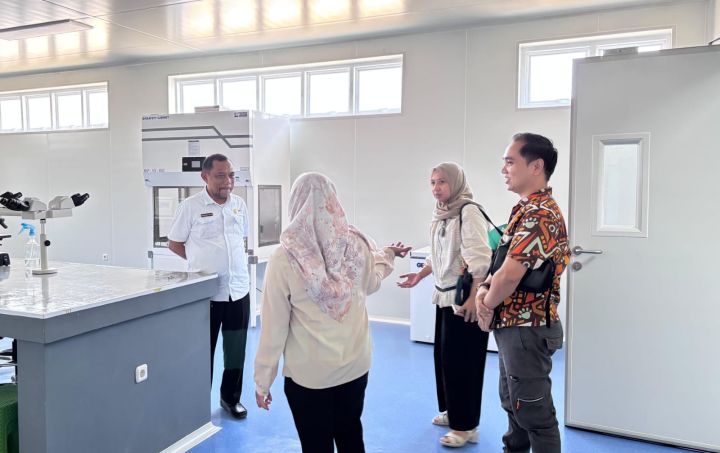: Kunjungan tim dari BBLKM Makassar di Labkesmas Provinsi Gorontalo. (foto ILB)