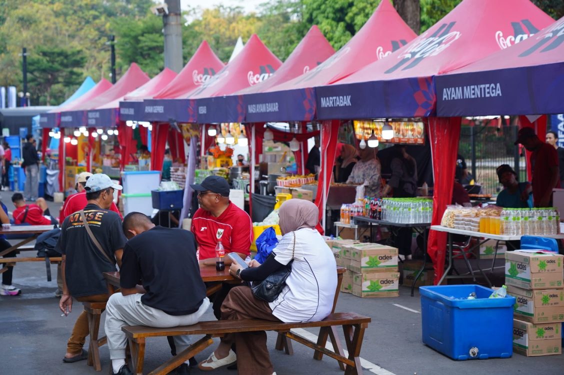 : Gelaran FIFA ASEAN Cup 2026 di kawasan Stadion Utama Gelora Bung Karno (SUGBK), Jakarta, ikut membuka peluang peningkatan penjualan bagi pelaku usaha mikro, kecil, dan menengah (UMKM). (Foto: Amiri Yandi Infopublik/Igid)