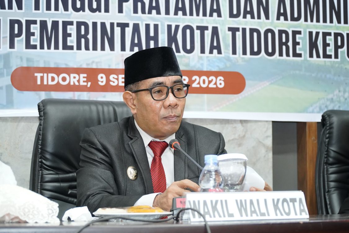 : Wakil Walikota Tidore, Ahmad Laiman, memberikan sambutan pada upacara pelantikan dan pengambilan sumpah Penjabat Pimpinan Tinggi Pratama dan Administrator, pada Rabu (9/9/2026)/ (MC Tidore)