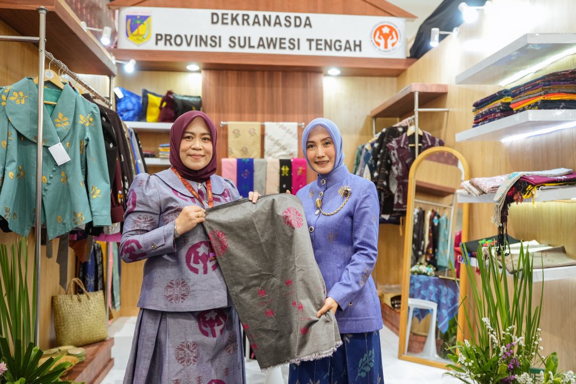 : Produk kriya unggulan Kabupaten Parigi Moutong, yakni kain tenun motif Saga, sukses mencatatkan tren penjualan positif dengan terjualnya belasan lembar wastra hanya dalam kurun waktu dua hari di ajang Pameran Kriyanusa 2026 JICC.