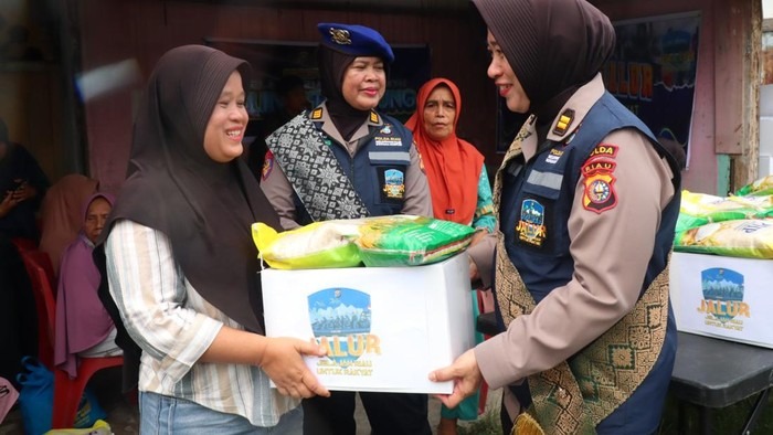 Lewat Program "JALUR" Polwan Polda Riau Salurkan Bantuan dan Layanan Kesehatan Gratis bagi Warga Pesisir Pekanbaru