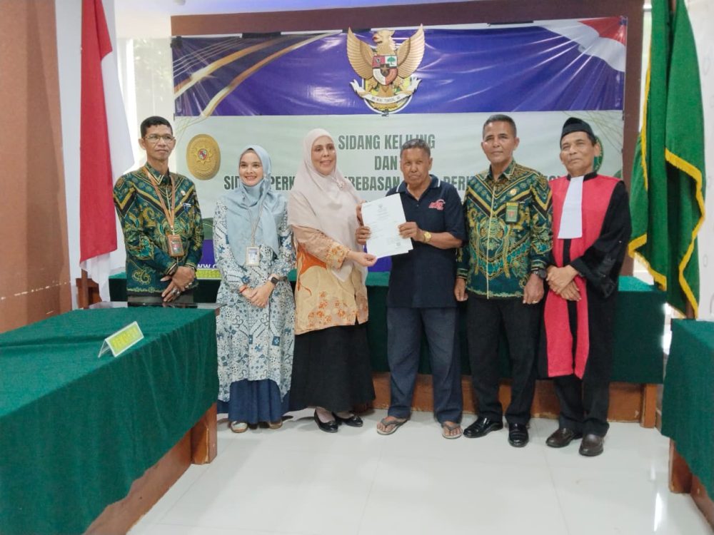 : Tiga warga yang mengikuti Sidarling di Ruang Media Center Balai Kota Banda Aceh, Kamis (24/9/2026). Setelah memperoleh penetapan pengadilan, dokumen dan persyaratan mereka langsung diproses oleh Dinas Kependudukan dan Pencatatan Sipil (Disdukcapil) Kota Banda Aceh.