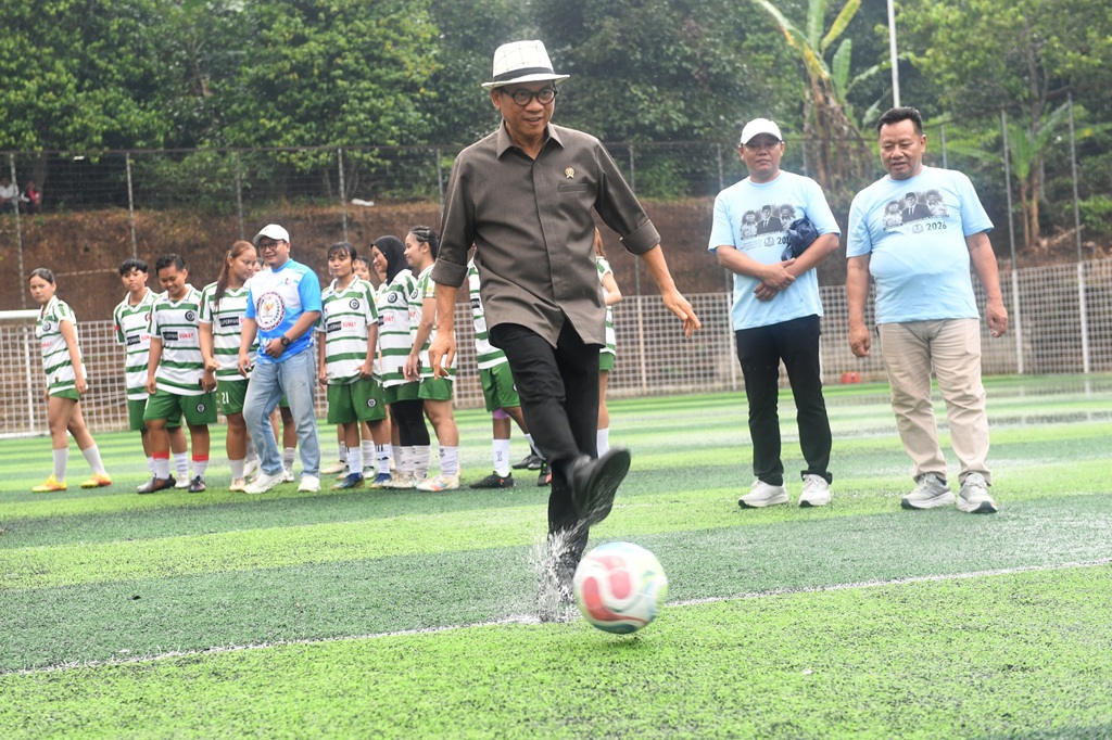 : Mendes PDT Yandri Susanto di sela-sela Grand Final Penutupan Kompetisi Sepak Bola Putri, di Desa Cibeber, Kecamatan Kiarapedes, Kabupaten Purwakarta, Jawa Barat. (Foto: Humas Kemendes PDT)