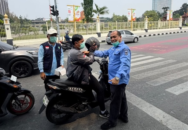 : Pembagian masker di depan kantor Gubernur Riau, Pekanbaru. - Foto: Mc.Pekanbaru