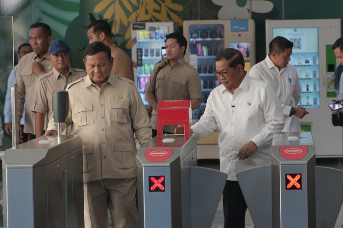: Presiden RI Prabowo Subianto Pramono saat peresmian LRT Jakarta rute Kelapa Gading–Manggarai bersama Gubernur DKI Jakarta, Pramono Anung. (Foto: Pemprov DKI Jakarta)