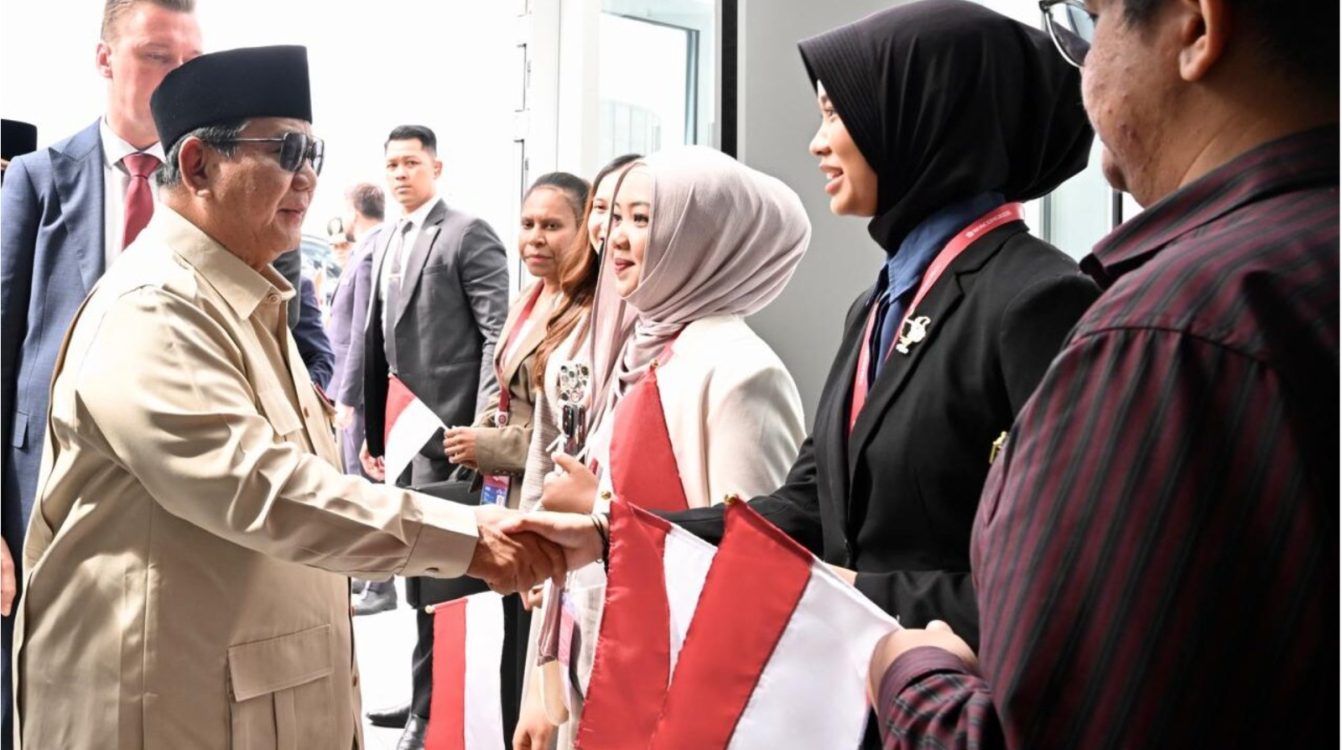 : Sapaan hangat dan akrab mahasiswa Indonesia menyambut kedatangan Presiden Prabowo Subianto di Vladivostok, Federasi Rusia, pada Rabu (2/9/2026). Foto: BPMI Setpres/Rusman
