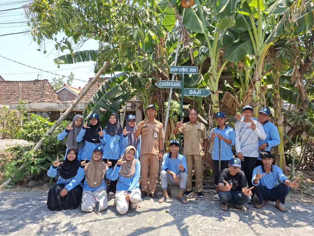 : Guna meningkatkan aksesibilitas dan memudahkan masyarakat untuk menuju lokasi dan tidak tersesat, Kelompok Kuliah Kerja Nyata (KKN) Mandiri Inisiatif Terprogram (MIT) ke-22 Universitas Islam Negeri (UIN) Walisongo Semarang yang tergabung dalam Kelompok Lokaseva Posko 87 sukses melaksanakan pemasangan plang penunjuk arah di Desa Banjarejo.. - Foto: Mc.Demak