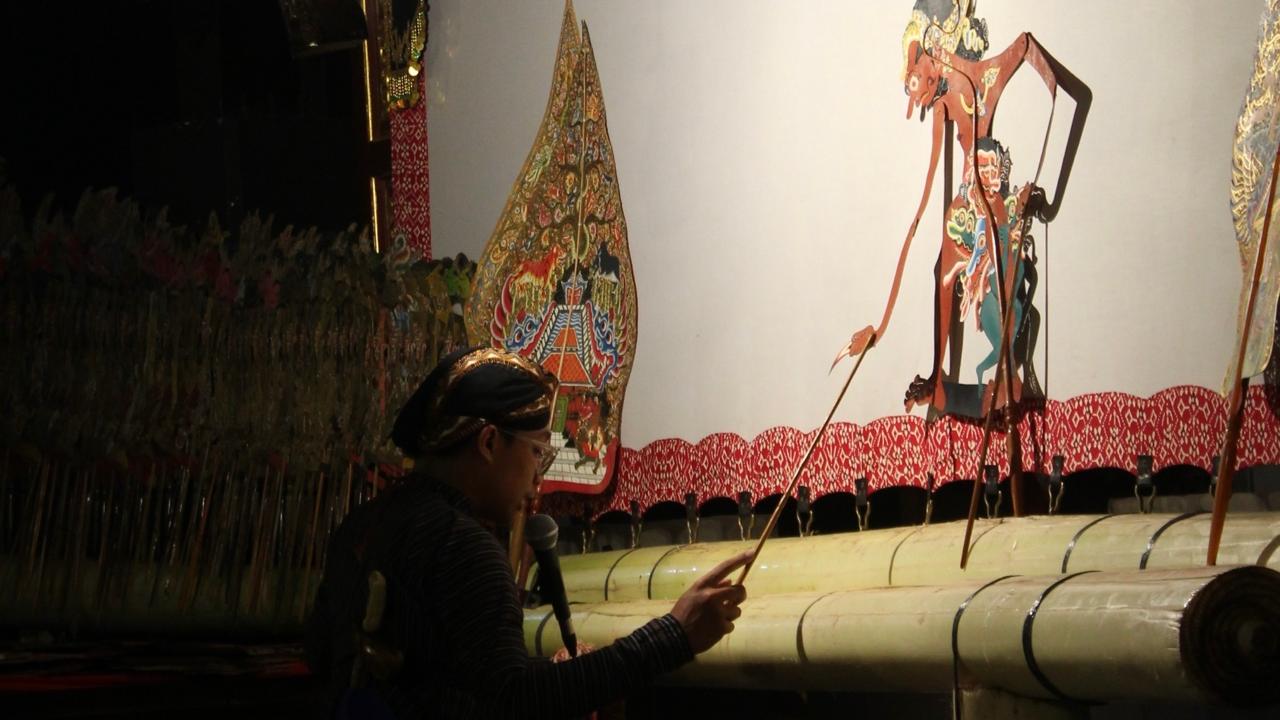 Mahasiswa UGM Hidupkan Kembali Pakem Grĕntĕng melalui Karya Wayang Siswa