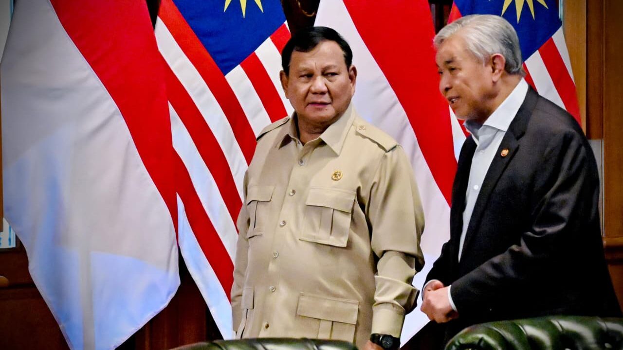 : Presiden Prabowo Subianto menerima kunjungan Wakil Perdana Menteri (WPM) Malaysia Ahmad Zahid Hamidi di kediamannya di Hambalang, Kabupaten Bogor, Jawa Barat, pada Jumat (18/9/2026). (Foto: BPMI Setpres/Laily Rachev)