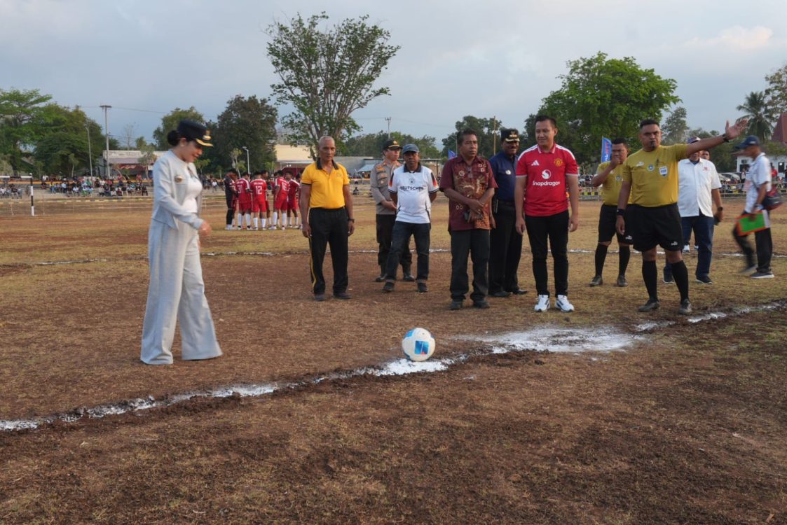: Mamoli Cup I Tahun 2026, resmi digelar dengan meriah di Lapangan Galatama, Kecamatan Kota Tambolaka, Sabtu (19/09/2026) tendangan pembukaan simbolis oleh Bupati Sumba Barat Daya, Ratu Ngadu Bonnu Wulla, didampingi Wakil Bupati Sumba Barat Daya, Dominikus A. R Kaka