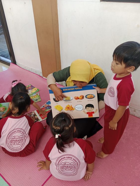 : Kelompok ibu-ibu PKK RT 02 RW 47 menyerahkan donasi buku layak baca kepada SPS Asparagus Kentungan, Condongcatur, Sleman, untuk mendukung gerakan literasi usia dini SASUKE BAKU, Selasa (22/9/2026).