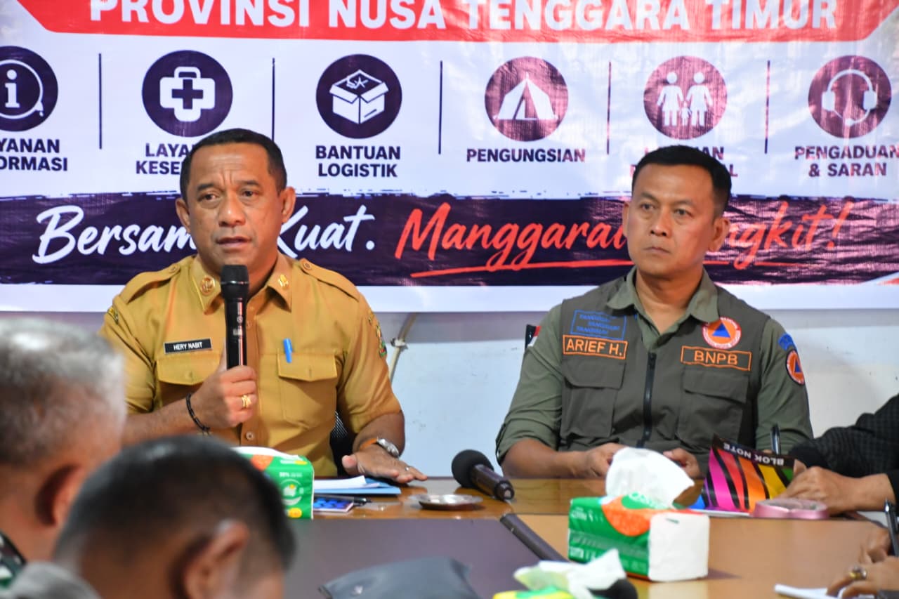 : Bupati Manggarai, Herybertus Nabit bersama Direktur Rehabilitasi dan Rekonstruksi Perumahan pada Kedeputian Bidang Rehabilitasi dan Rekonstruksi, Brigjen TNI Mochamad Arief Hidayat saat memimpin Rapat Evaluasi Penanganan Pascagempa Flores di Posko Tanggap Darurat Bencana Kabupaten Manggarai, Senin (31/8/2026). Foto: Elvis/Diskominfo)