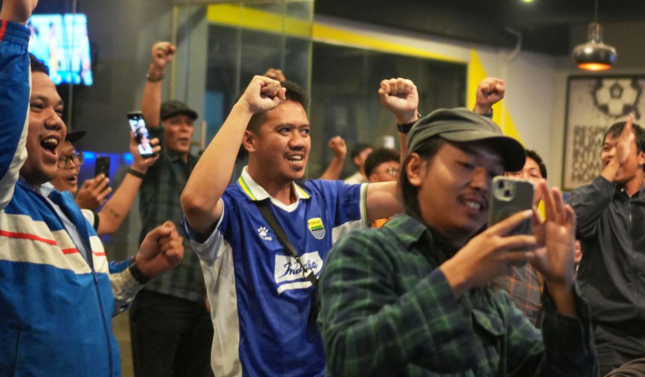 Menang Di Seoul Bobotoh Berjingkrak Di Nobar Biru Graha Persib
