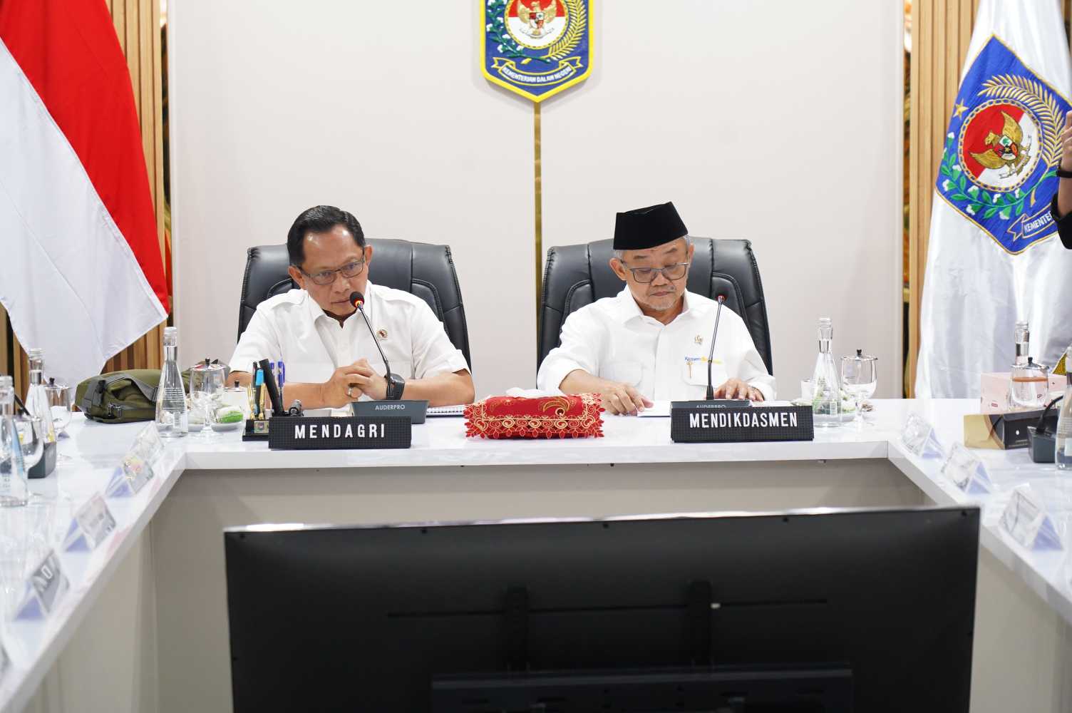 : Menteri Dalam Negeri (Mendagri) sekaligus Ketua Satuan Tugas Percepatan Rehabilitasi dan Rekonstruksi (Satgas PRR) Pascabencana Sumatera, Muhammad Tito Karnavian (kiri), dan Menteri Pendidikan Dasar dan Menengah, Abdul Mu'ti (kanan) memberikan keterangan pers terkait rehabilitasi 4.922 sekolah di wilayah terdampak bencana di Aceh, Sumatra Utara, dan Sumatra Barat di kantor Kemendagri, Jakarta, Rabu (23/9/2026). (Foto: InfoPublik/Amiri Yandi)