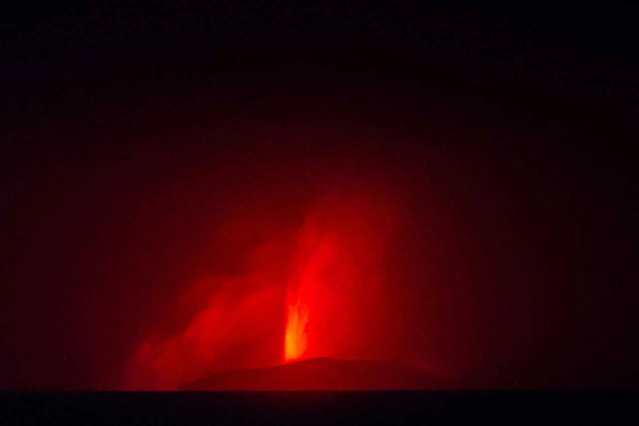 : Lava pijar dari Gunung Anak Krakatau terlihat dari Pasauran, Kabupaten Serang, Banten, Sabtu (5/9/2026). ANTARA FOTO/Muhammad Bagus Khoirunas