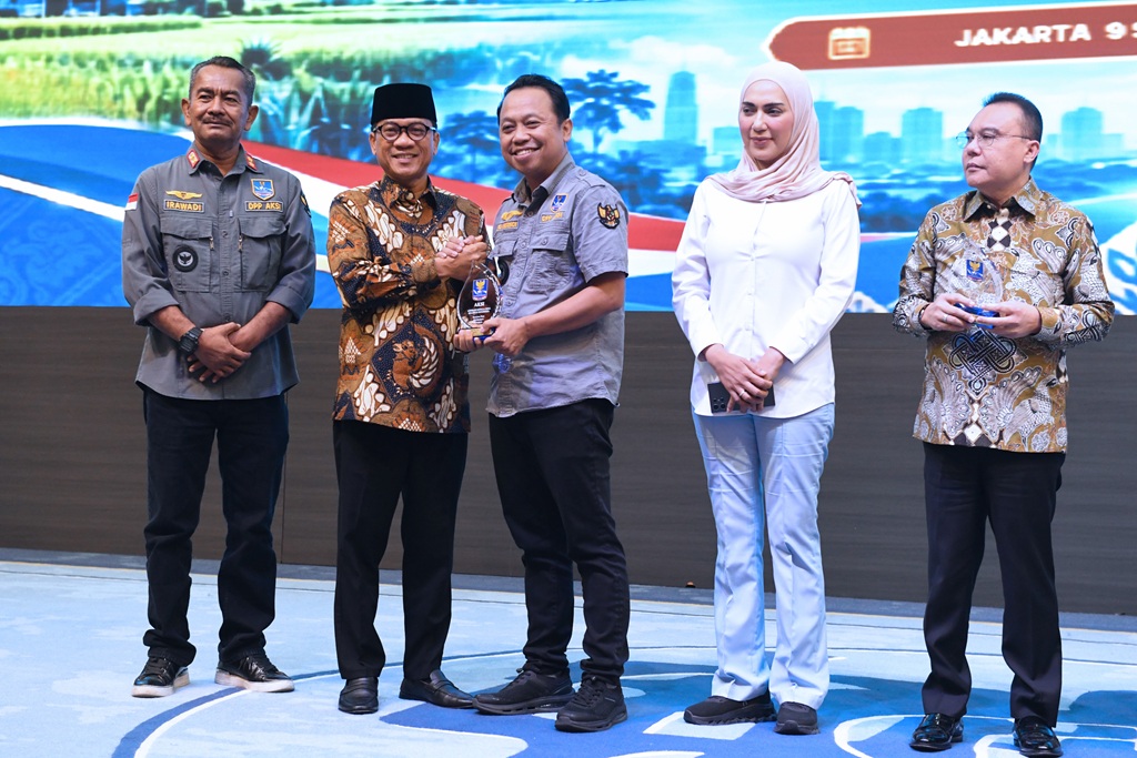 : Menteri Desa dan Pembangunan Daerah Tertinggal (Mendes PDT) Yandri Susanto bersama Wakil Mendes PDT Ahmad Riza Patria menghadiri Rapat Kerja Nasional (Rakernas) Asosiasi Kepala Desa Seluruh Indonesia (AKSI) di Gedung Pustakaloka Nusantara IV kawasan Parlemen Senayan. (Foto: Humas Kemendes PDT)
